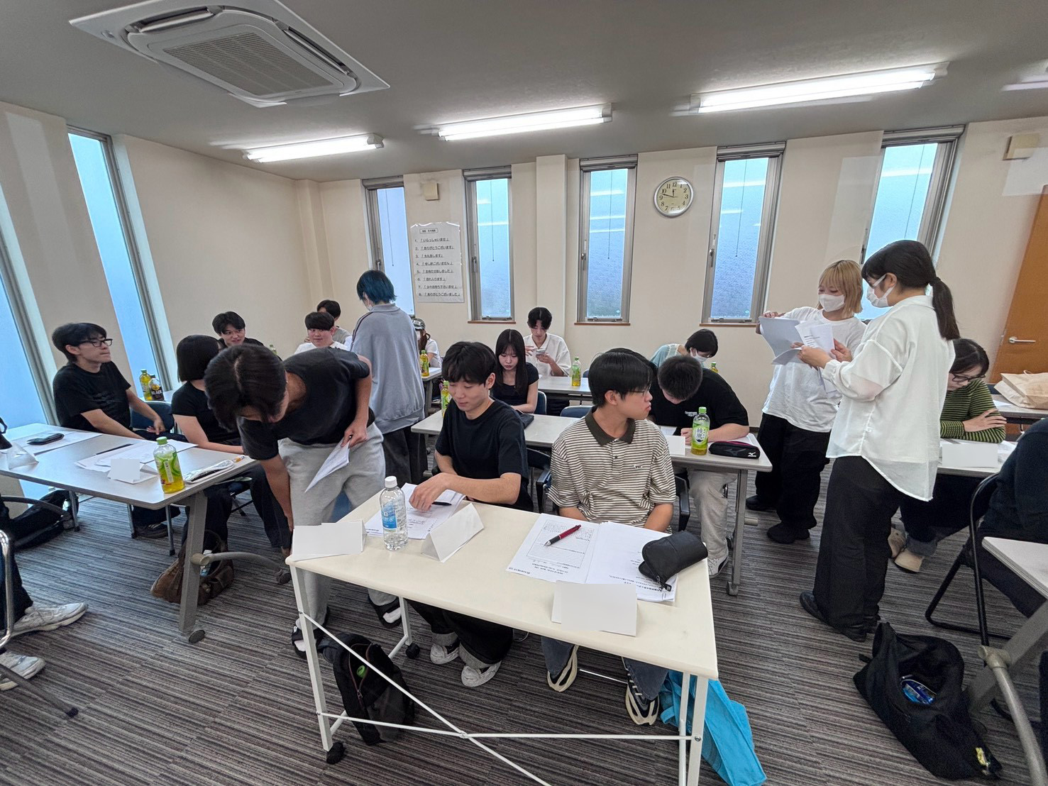 学生が、ベーカリーピカソさんの研修を受ける様子1