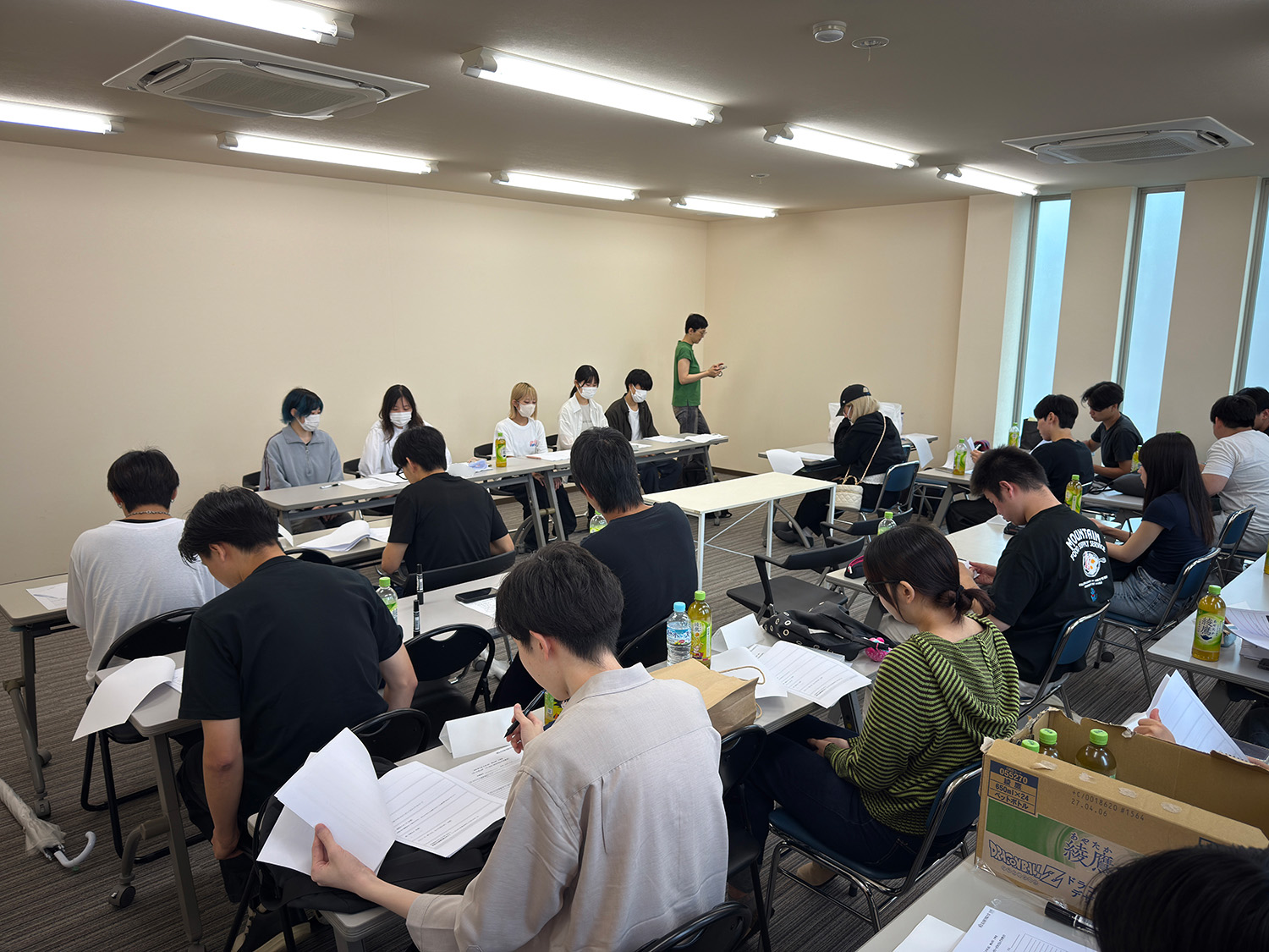 学生が、ベーカリーピカソさんの研修を受ける様子2
