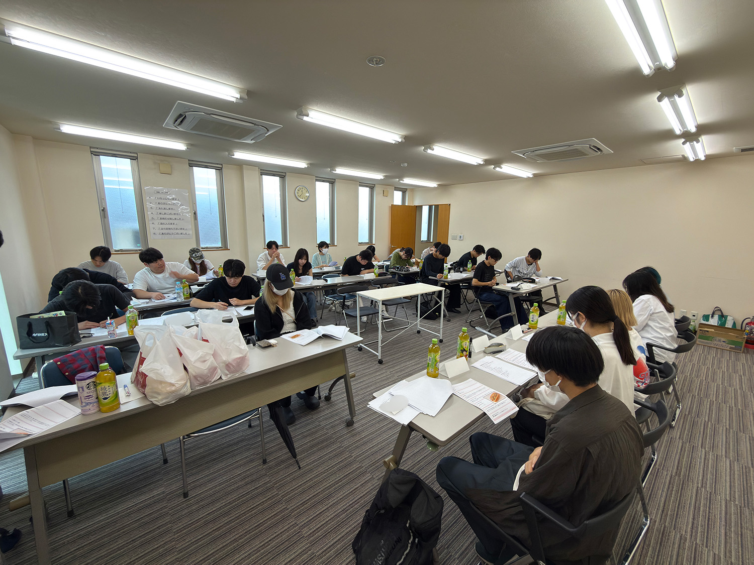 学生が、ベーカリーピカソさんの研修を受ける様子3