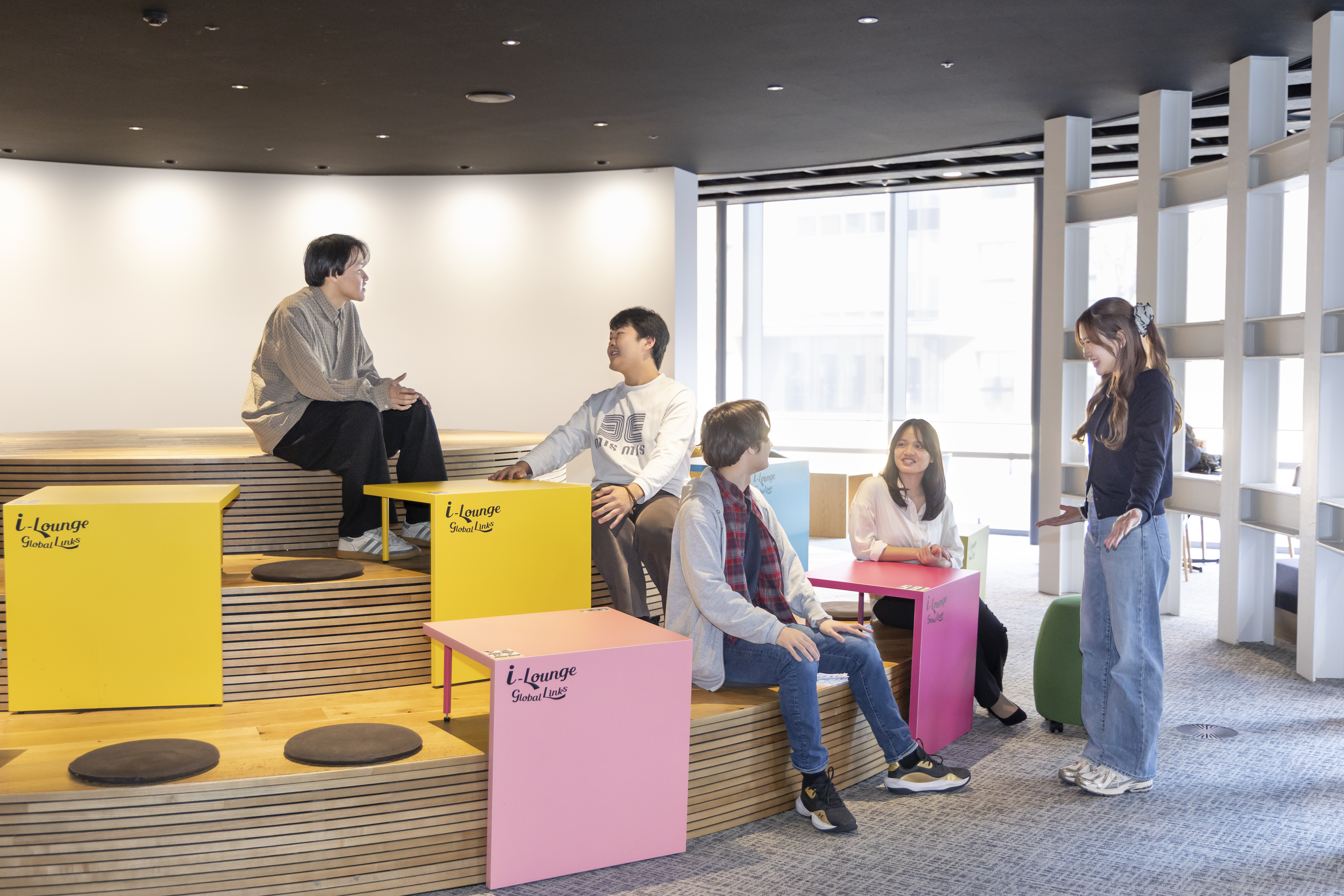 学生2名が本を見ている